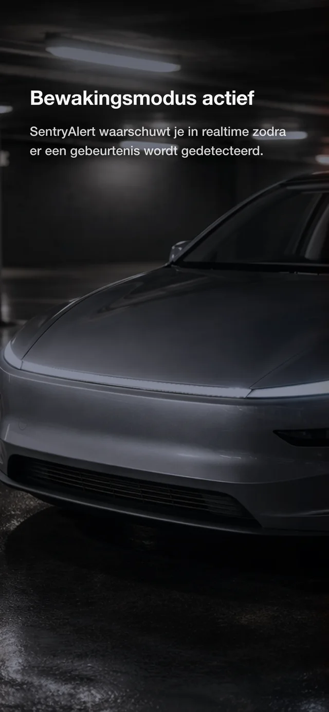 Tesla met Bewakingsmodus actief in een donkere parkeergarage